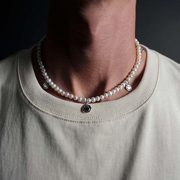super_smiley_pearl_necklace_600x600_04